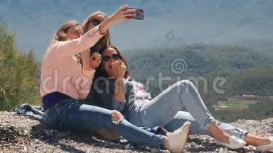 三个年轻女人用手机自拍
